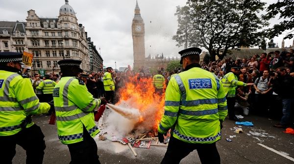 Лондонская полиция сообщила о раненных в ходе COVID-протестов