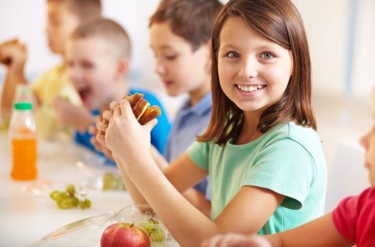 Минпросвещения продолжит работу по обеспечению учеников начальных классов горячим питанием