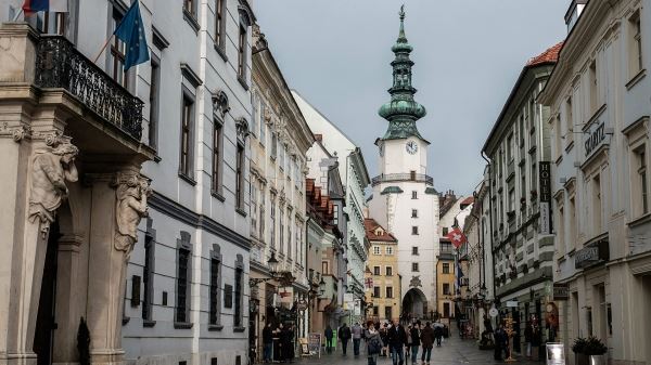Противники вакцинации заблокировали центр Братиславы