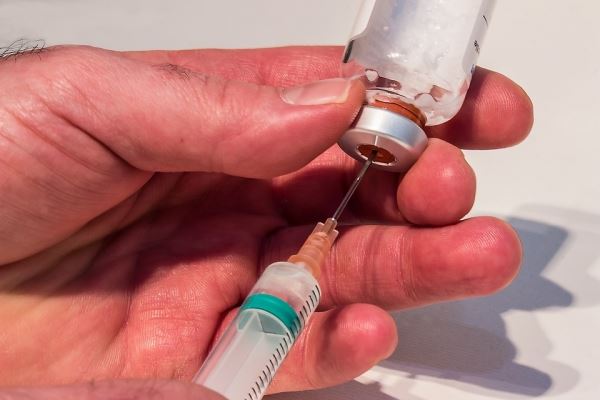 В Петербурге от коронавируса привьют иностранцев вакциной «Спутник Лайт»