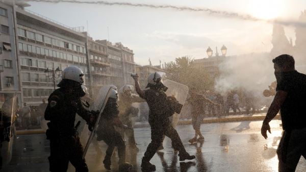 В Афинах полиция применила слезоточивый газ к противникам вакцинации
