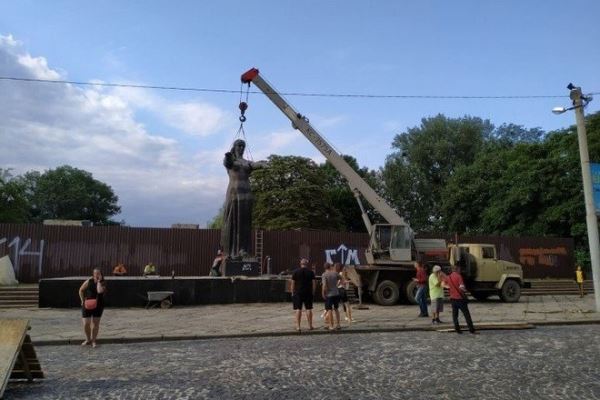 Во Львове демонтировали Монумент славы Советской армии