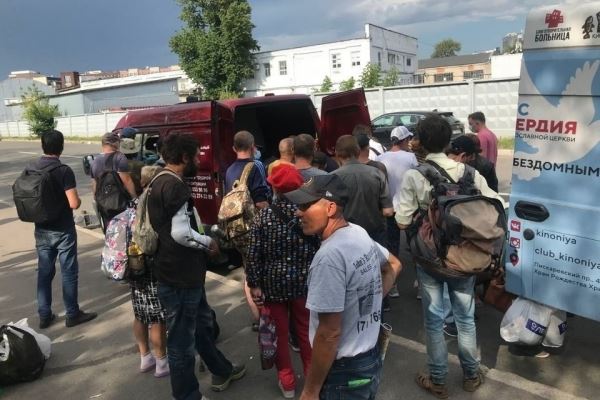 Вакцинация бездомных от коронавируса стартовала в Петербурге в понедельник